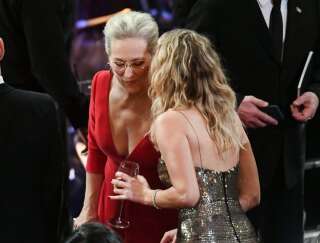 Jennifer Lawrence enjambe les sièges de la salle et enlace Meryl Streep à la 90e cérémonie des Oscars.