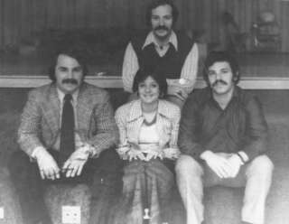 Susan Schwartzman (au centre), en 1975, avec dʼautres professeurs de son collège.