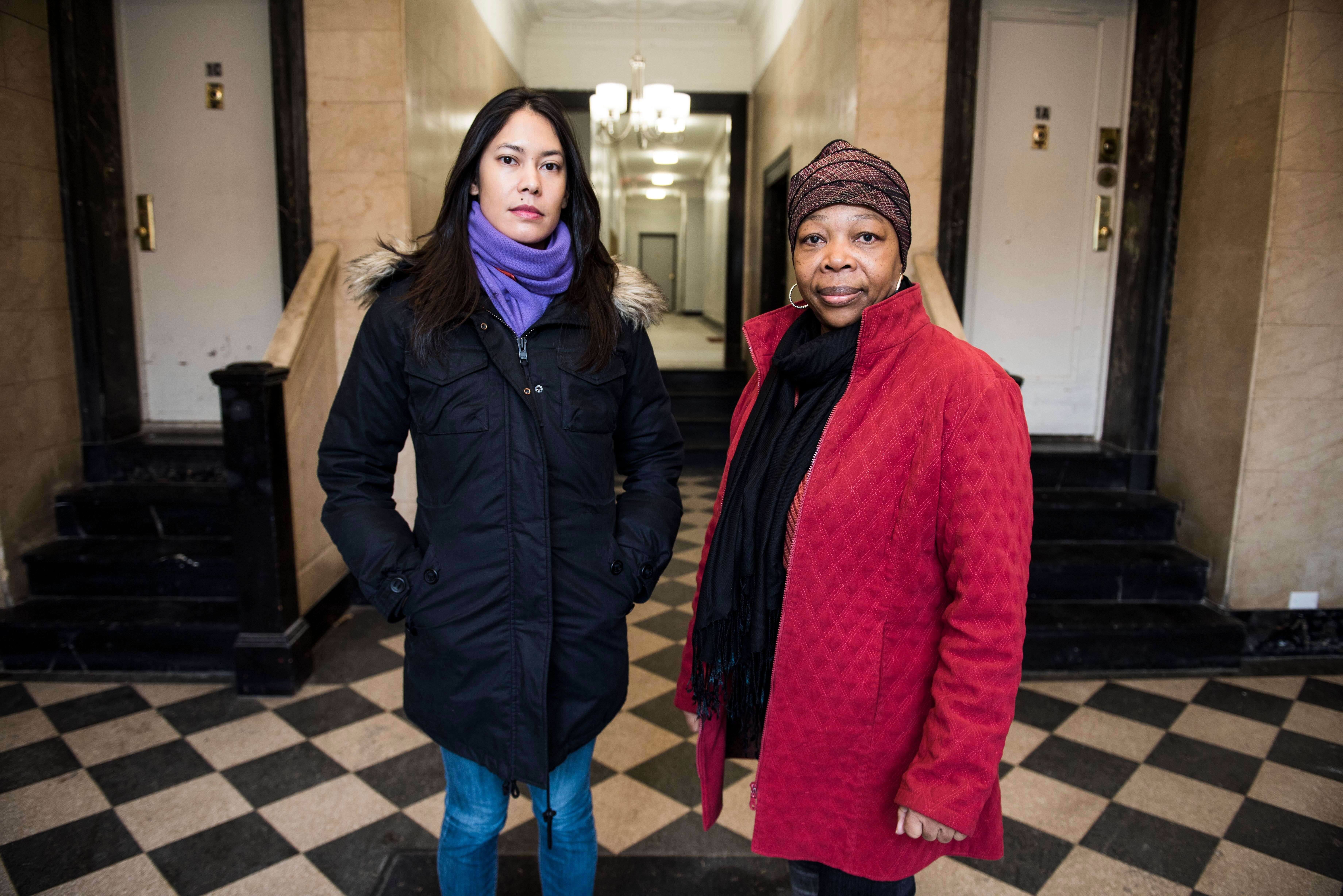 Dara Soukamneuth et Clentine Ferner dans le hall de leur immeuble de Crown Heights, Brooklyn, le 13 janvier 2018. Toutes deux font partie de l'association des locataires de la résidence, qui lutte pour défendre leur santé et leur sécurité.