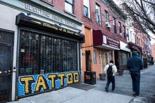 Le salon Electric Anvil Tattoo a ouvert ses portes en 2015 sur Franklin Avenue, à Crown Heights. Bien que les nouveaux commerces de ce type disent s'adresser à toutes les populations, dans les faits, on peut douter que les habitants d'origine les fréquentent.