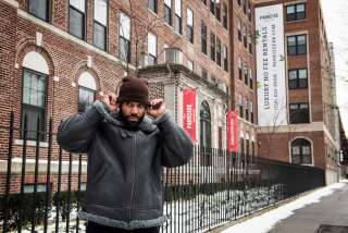 Sinaka Garcia, un habitant de Brooklyn, devant l'hôpital où il est né. C'est aujourd'hui une résidence de luxe, Parkside Brooklyn, où les trois-pièces se louent à partir de 4 000 $ (3 250 €).