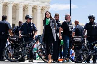 Alexandria Ocasio-Cortez arrêtée lors d'un rassemblement pour défendre le droit à l'avortement à Washington, le 19 juillet 2022.
