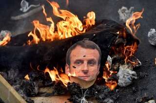 This photo taken on April 7, 2018 shows a burning effigy of French president Emmanuel Macron during a demonstration calling for a union between French rail agent and student protest movements in Nantes, western France. / AFP PHOTO / LOIC VENANCE