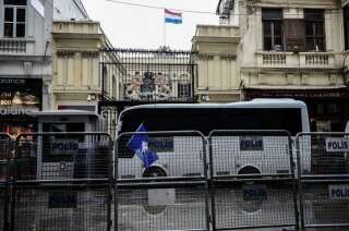 Des barrages de police devant l'entrée du consulat néerlandais à Istanbul, avant que le drapeau ne soit arraché.