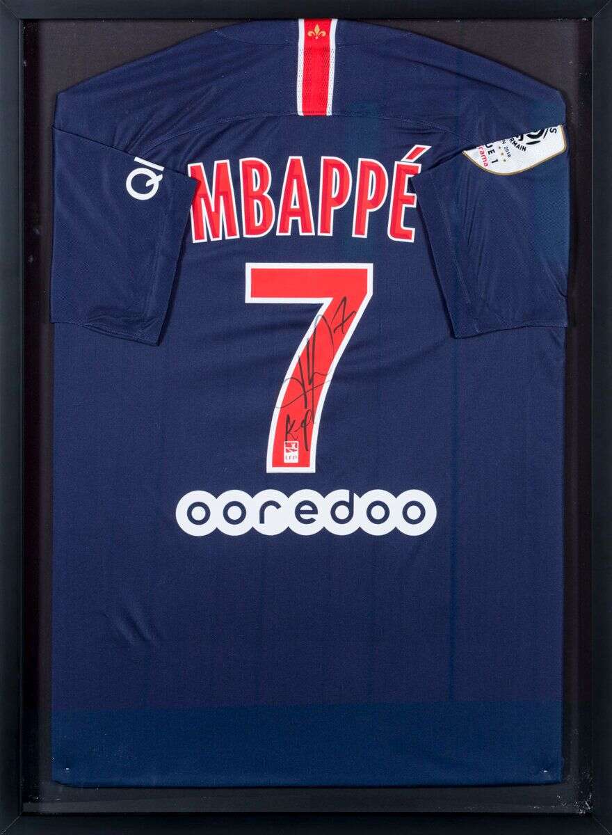 Kylian MBappé a offert un maillot dédicacé.