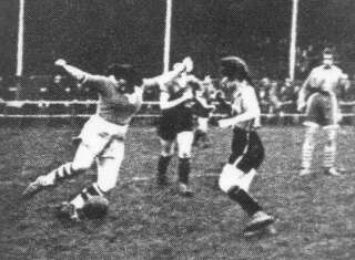 Violette Morris au football, avec l'Olympique (vers 1920).