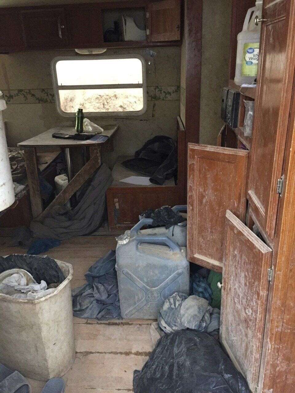 L'intérieur de la caravane dans laquelle ont été retrouvés les 11 enfants.