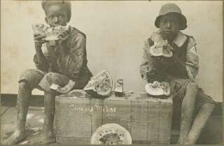 <i>Photo de 1895 représentant deux enfants noirs en train de manger des tranches de pastèque.</i>