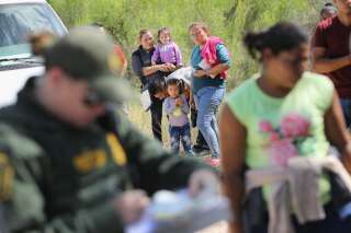 Ces familles ont été arrêtées le 12 juin 2018, près de McAllen, au Texas, puis envoyées dans un centre du Service américain des douanes et de la protection des frontières, où elles se trouveront peut-être séparées.(Photo : John Moore/Getty Images)