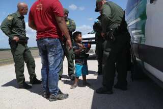 12 juin 2018, près de Mission, Texas, non loin de la frontière américano-mexicaine: un père et son fils, originaires du Honduras, sont interpellés par la police des frontières.(Photo : John Moore/Getty Images)