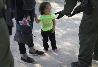 12 juin 2018, près de McAllen, Texas, non loin de la frontière américano-mexicaine: des agents américains interpellent des demandeurs d'asile issus d'Amérique centrale.(Photo : John Moore/Getty Images)