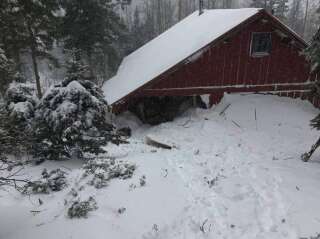 <i>Vue de l’arrière de la maison de Meagan Hunt après l’avalanche.</i>