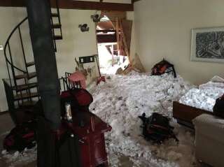 <i>Le salon de la maison de Meagan Hunt après l’avalanche.</i>