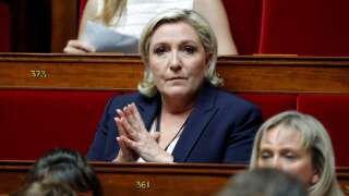 Pourquoi Marine Le Pen ne se joint pas au concert d’applaudissements après l’annonce d’Emmanuel Macron sur l’IVG