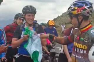 Tour de France 2022: Wout van Aert donne son maillot vert à un spectacteur