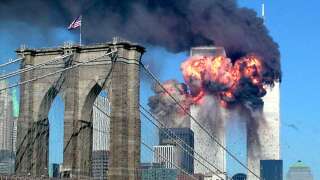 11 septembre 2001 - Quatre avions de ligne transportant au total 266 personnes, sont détournés et utilisés comme armes pour perpétrer des attentats spectaculaires contre les deux tours du World Trade Center à New York et le Pentagone à Washington. Le quatrième avion s'écrase en Pennsylvanie. Il s'agit de l'attentat le plus meurtrier de l'Histoire: environ 3.000 morts et disparus.