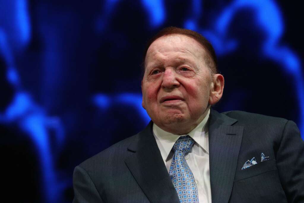 12 janvier - Sheldon Adelson - Milliardaire grâce à ses succès dans le milieu des casinos à Las Vegas, Sheldon Adelson était l'un des principaux donateurs du parti républicain et un grand soutien de Donald Trump. Il est mort des suites d'un cancer. <br /><br /><strong>>>> En savoir plus grâce à notre article <a href="https://www.huffingtonpost.fr/entry/mort-sheldon-adelson-trump-casinos-parti-republicain_fr_5ffda468c5b6c77d85ea37df?ncid=tweetlnkfrhpmg00000001&utm_campaign=share_twitter">par ici</a></strong>