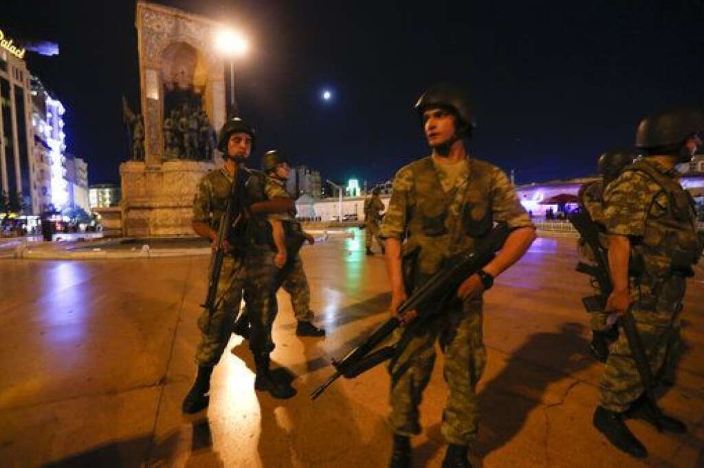 Turkish soldiers at the Taksim Square in Istanbul, Turkey, July 16, 2016. REUTERS/Murad Sezer