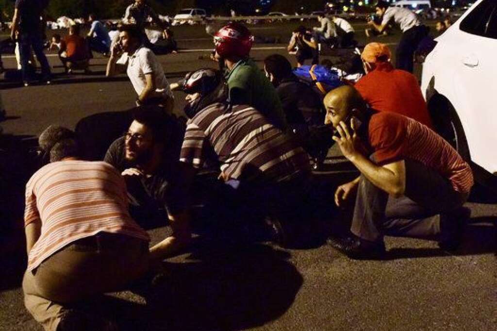 People take cover near a bridge during an attempted coup in Istanbul, Turkey July 16, 2016.     REUTERS/Yagiz Karahan