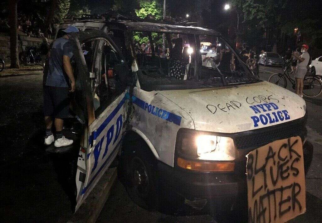 La voiture de police de New York vandalisée par le jet de cocktail molotov