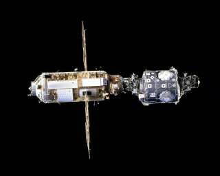 Les deux premières morceaux (russe-Zarya et US-Unity) de la Station spatiale internationale assemblées en 1998 pour donner ce qui deviendra le plus grand objet fabriqué par l'homme dans l'espace.