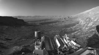 Une des deux photos prises par Curiosity en noir et blanc à l'aide de ses caméras de navigation.