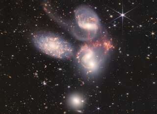 La Quintette de Stephan est composée de cinq galaxies en interaction entre-elles.