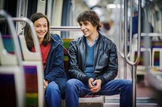 Suzanne Jouannet (Mila) et Ben Attal (Alexandre Farel) dans le métro parisien.