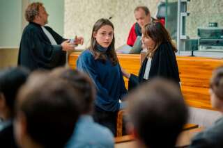 Suzanne Jouannet (Mila) et Judith Chemla (son avocate) lors de la scène du procès.