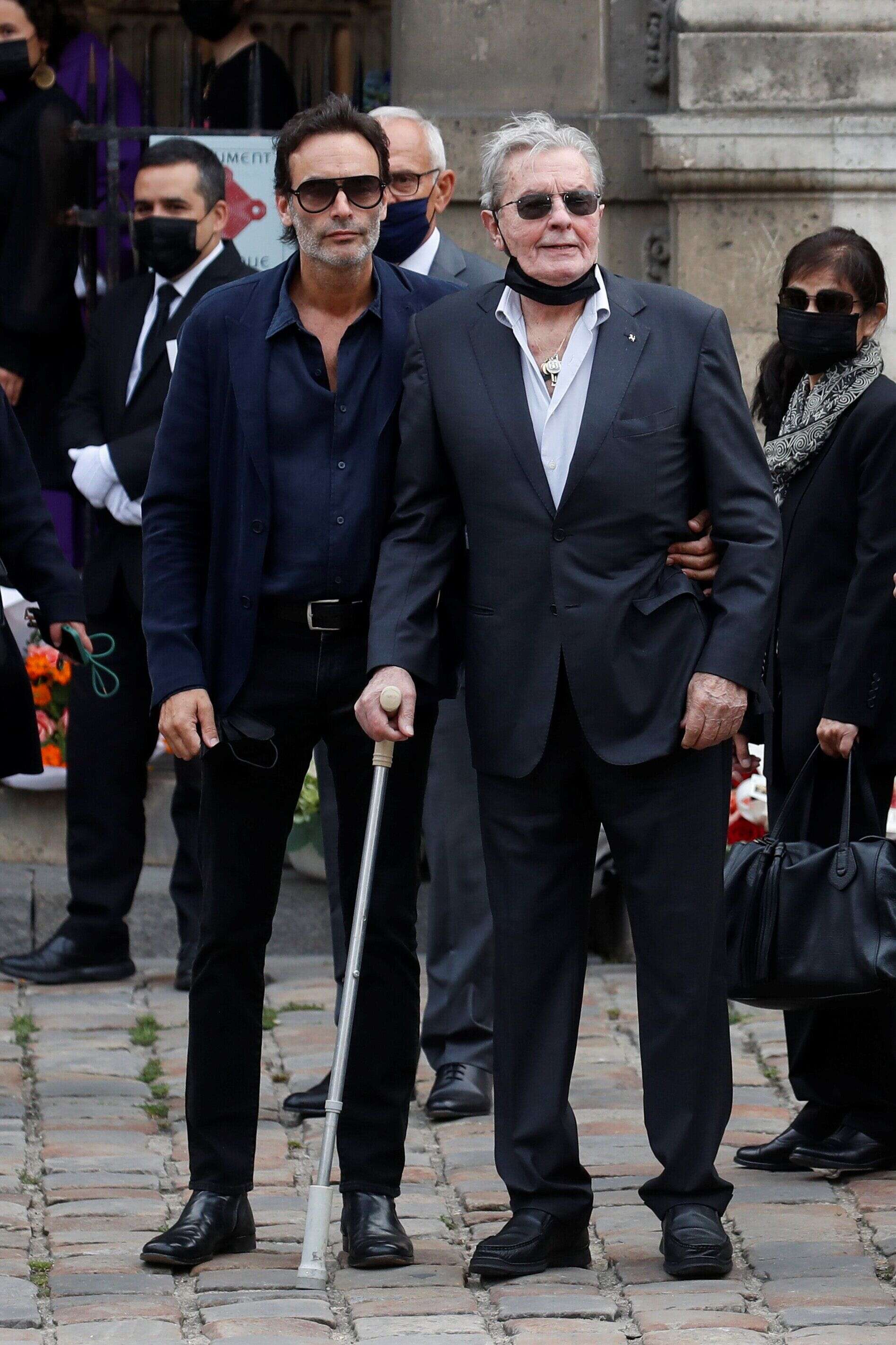 Alain Delon et son fils Anthony Delon aux obsèques de Jean-Paul Belmondo à l'église Saint-Germain-des-Pres à Paris, le 10 septembre 2021
