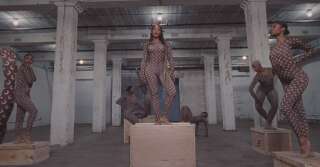Beyoncé et ses danseurs en Marine Serre dans le clip 