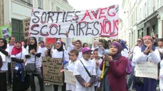 Des mères revendiquant le droit d'accompagner leurs enfants lors de sorties scolaire manifestent, le 18 juin 2014 devant le ministère de l'Éducation à Paris.