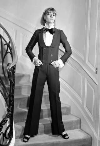 Photo prise le 15 février 1967 à Paris, d'un mannequin présentant un modèle d'Yves-Saint-Laurent, le smoking au féminin, inventé en 1966, symbole du classicisme et de la modernité du couturier.