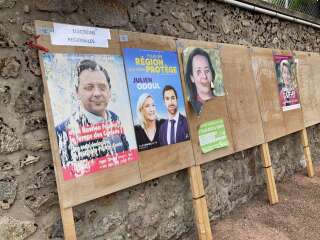 Les affiches électorales placardées dans la rue principale de Château-Chinon