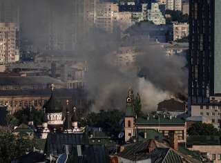 Une épaisse fumée monte dans le ciel de Kiev après un nouveau bombardement russe sur la capitale ukrainienne dimanche 26 juin.