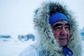Robert Thompson emmène depuis vingt ans les touristes à la rencontre des ours polaires à Kaktovik, en Alaska. Cette activité permet de faire tourner une économie locale limitée, tandis que les écotouristes apportent de la visibilité à la situation écologique désastreuse du Nord de l’Arctique. 