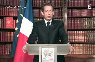 Nicolas Sarkozy adressant ses vœux depuis la bibliothèque de l'Élysée.