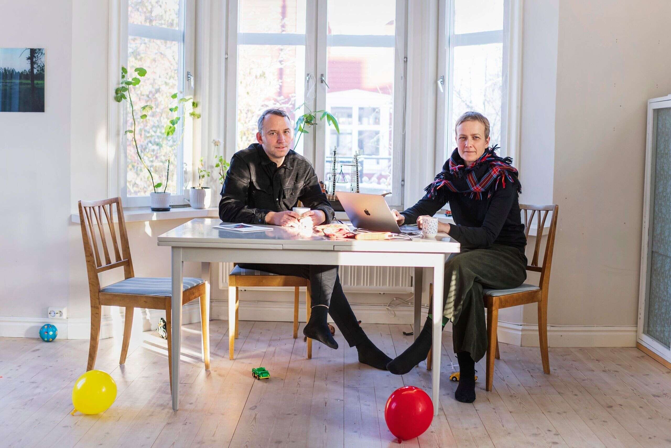 Anja et Tomas Örn, tous les deux artistes, se détendent dans leur salon. Ils vivent à Svartöstaden et, comme de nombreux habitants du quartier, ont des sentiments mitigés au sujet de SSAB.