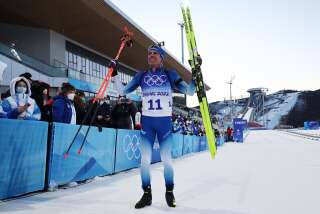 Leader de la coupe du monde de biathlon, Quentin Fillon-Maillet a remporté l'épreuve de l'individuelle mardi 8 février. Après 20 km de ski et 4 passages au tir, le Français a devancé le Biélorusse Anton Smolski et le Norvégien Johannes Boe.