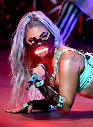 Lady Gaga masquée pendant sa performance sur la scène des MTV Video Music Awards