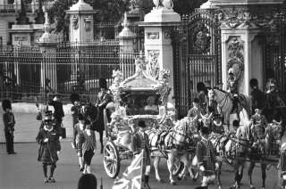 Le 7 juin 1977, la reine Elizabeth II de Grande-Bretagne et son mari le prince Philip, quittait le palais de Buckingham à Londres pour se rendre à la cathédrale Saint-Paul, pour un service d'action de grâces pour le jubilé d'argent (25 ans)de la souveraine britannique.