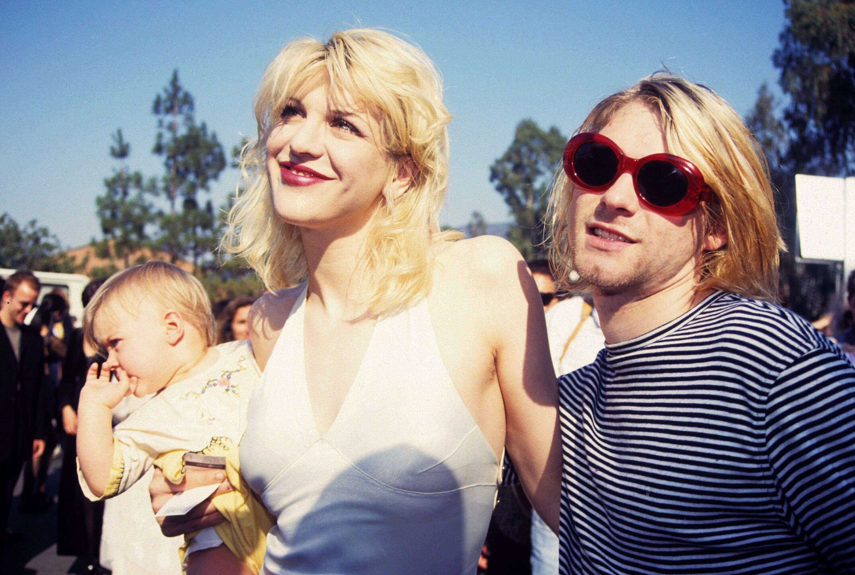 Kurt Cobain, à droite, avec son épouse Courtney Love, en 1993.