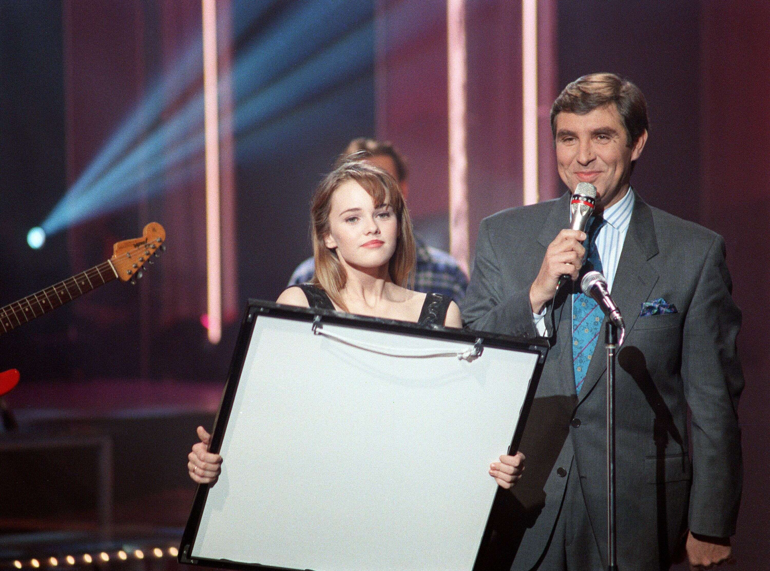 Le présentateur de télévision Jean-Pierre Foucault reçoit la chanteuse Vanessa Paradis, âgée de 16 ans, le 23 novembre 1988 à Paris lors de son émission 