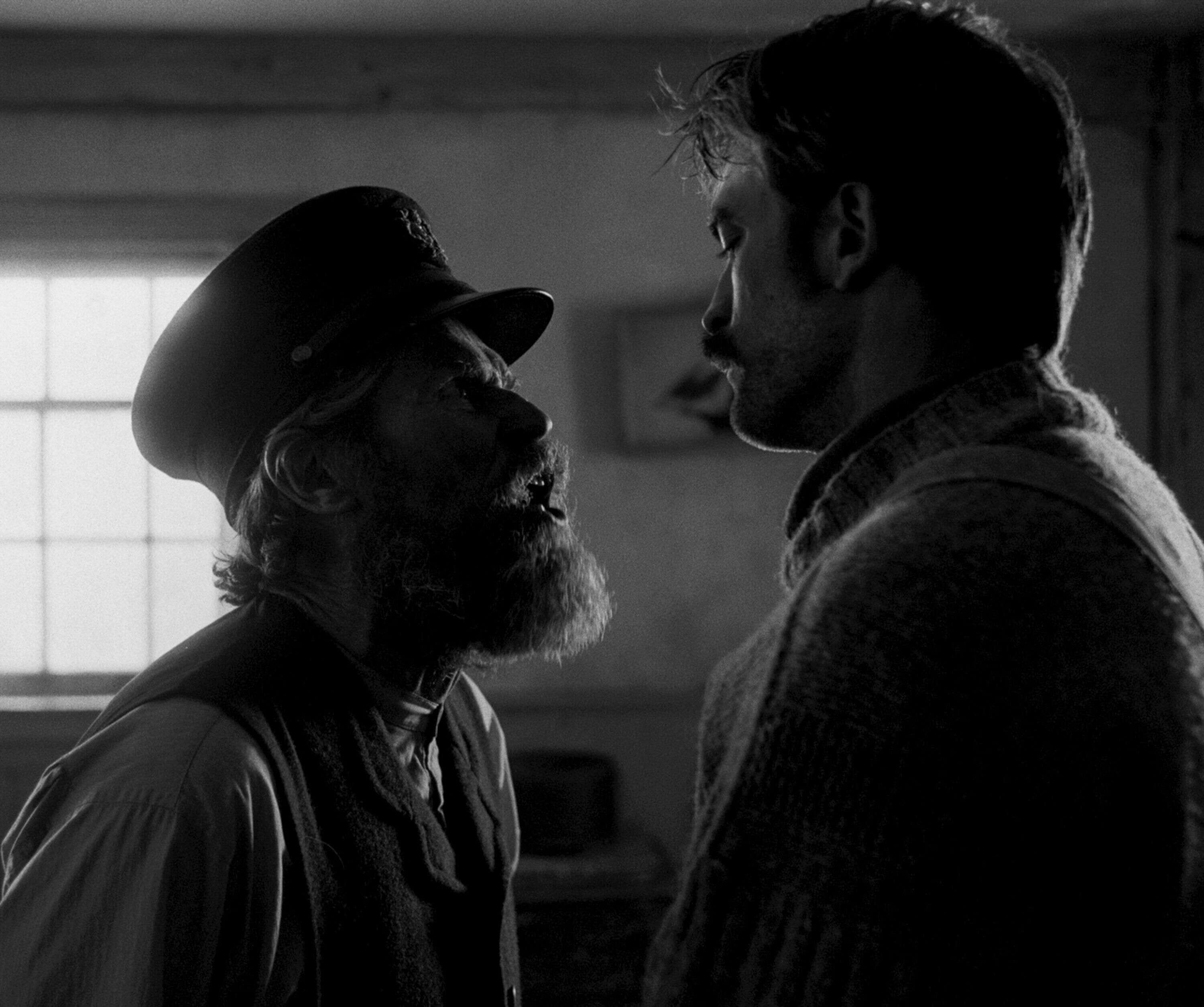 Willem Dafoe et Robert Pattinson dans “The Lighthouse.”