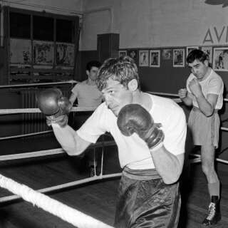 Jean-Paul Belmondo sur un ring de boxe (Photo Jean Claude Mallinjod\INA via Getty Images)