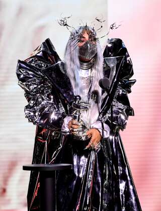Lady Gaga acceptant son MTV Tricon Award dans un total look métallisé