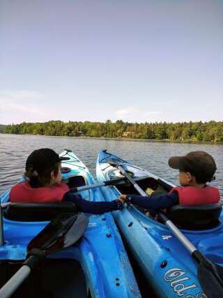 <i>Les enfants d’Alyssa participent à leur première randonnée en kayak.</i>