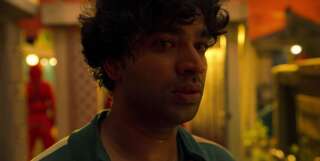 L'acteur indien Anupam Tripathi incarne Ali Abdul, personnage qui représente les travailleurs migrants dans 