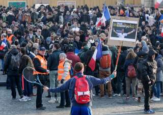 Un manifestant avec une pancarte soutenant Novak Djokovic lors de la manifestation contre le pass sanitaire place du Trocadéro à Paris, le 15 janvier 2022.