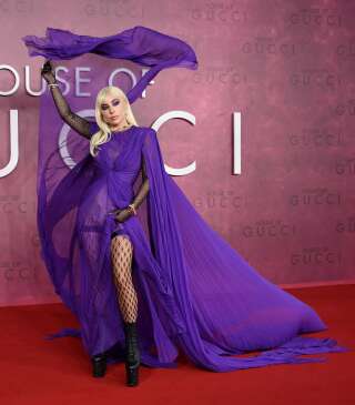 Lady Gaga en robe violette signée Gucci, pour l'avant première de 